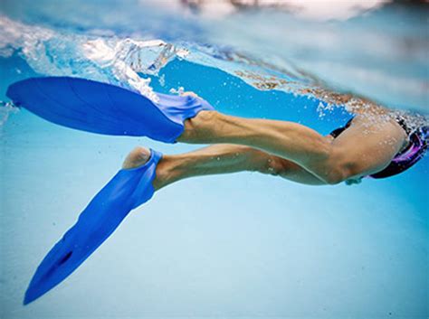 femme faisant de l'aqua-bike dans une piscine