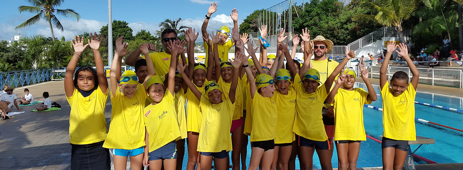 Groupe de personnes devant une piscine
